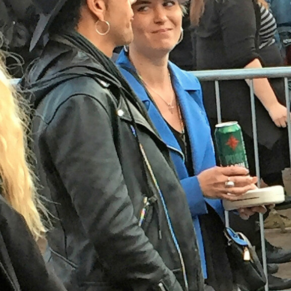 Susanna Koski ja Jussi 69 hempeilivät Johnny Deppin keikalla - kuvat! Jussi ja Susanna keikalla.