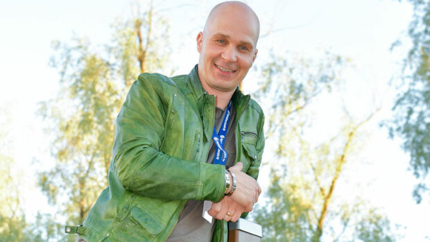 Radiojuontajana työskentelevän Marko Maunukselan somevideoista kohu: Rikkoi Ylen ohjeita! Marko Maunuksela rikkoi Ylen ohjeita.