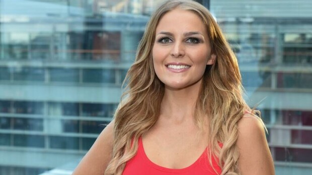 Uuh, Suomen kurvikkain lentoemäntä esitti naamiaisissa Pamela Andersonia - kas näin sujuu Baywatch-juoksu korkkareilla! 'Ihanasti pomppii' - katso video! Anne-Mari Miettinen