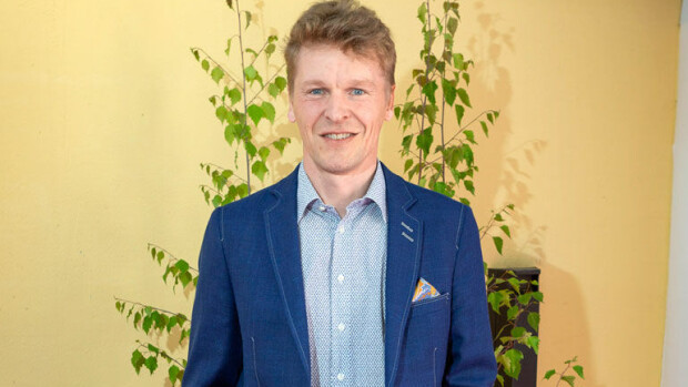 Ex-mäkikotka Toni Nieminen kuopuksestaan: Heti kun poika kävelee, käymme suksikaupassa! Toni Nieminen juhli yksin.