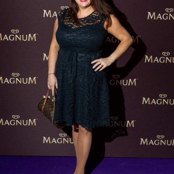 Hallitseva Miss Plus Size Niina Kuhta pukeutui mustaan pitsiin. Niina Kuhta