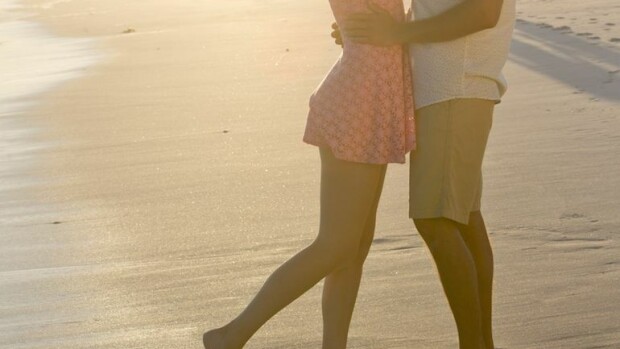 Seksi rannalla ei olekaan hyvä idea - hiekka voi sisältää 100 kertaa enemmän ulostebakteereja kuin merivesi! Seksi rannalla ei ole välttämättä hyvä idea.