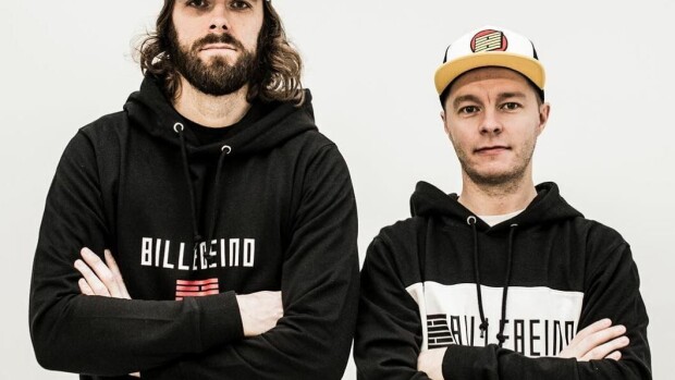 Tsekkaa kuva - Ville Leinon Billebeino-vaatemerkistä myydään jo piraattiversioita Turkin turistikojuissa: ”Siellä ne olivat Adidasten ja Nikejen joukossa!” billebeino