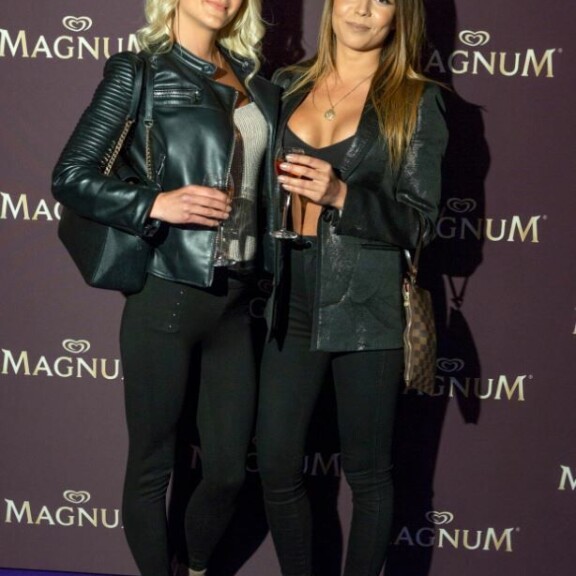 Amanda poseerasi kutsuvierastilaisuudessa yhdessä serkkunsa kanssa. Amanda