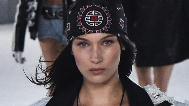 Huippumalli Bella Hadidin arkiasu petti lounastauolla: rinta valahti esiin juostessa! Katso paparazzikuvat! Bella Hadid