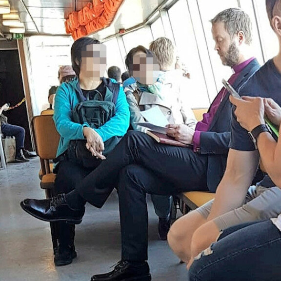 Kohupiispa Teemu Laajasalo kummastutti matkalla Suomenlinnaan – kuva! Teemu Laajasalo matkalla Suomenlinnaan.