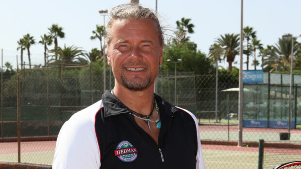 Julkkikset hakeutuvat Jari Hedmanin tennisoppiin – uusin valmennettava on iskelmätähti Juha Tapio! Jari Hedman valmentaa julkkiksia tenniksessä.