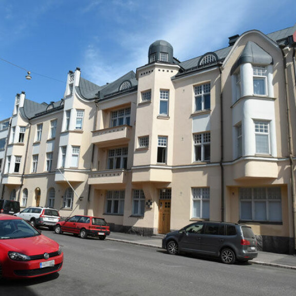 Heikin uusi koti sijaitsee varsin ihastuttavan näköisessä pienkerrostalossa. Heikin uusi koti sijaitsee varsin ihastuttavan näköisessä pienkerrostalossa.