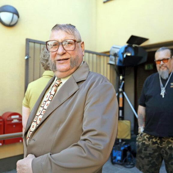 Kari Väänänen nähdään kaupunginjohtaja Homeliuksen roolissa. – En yleensä harjoittele elokuviin ollenkaan, vaan puhun ohjaajan kanssa perusasiat läpi. Teen omaa salaista pientä harjoittelua, Kari kertoi. Kari Väänänen nähdään kaupunginjohtaja Homeliuksen roolissa. – En yleensä harjoittele elokuviin ollenkaan, vaan puhun ohjaajan kanssa perusasiat läpi. Teen omaa salaista pientä harjoittelua, Kari kertoi.
