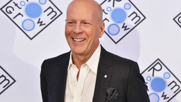 Nämä julkkismiehet ovat saaneet lapsia useilla eri vuosikymmenillä: Bruce Willis on viiden tyttären isä – Paavo Lipposen lapsilla 36 vuoden ikäero! Bruce Willis perusti uusioperheen vanhemmalla iällä.