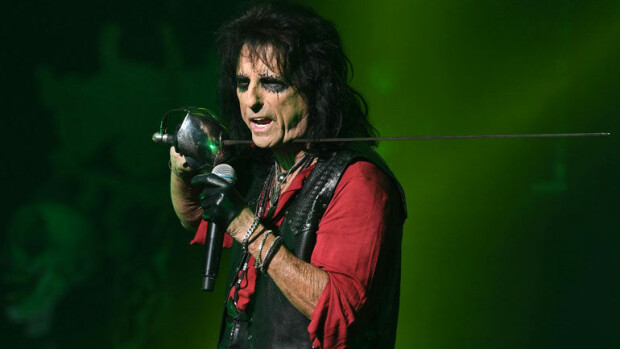Uskoisitko, miltä kauhurokkari Alice Cooper näyttää arkielämässä? Häkellyttävä kuva! ”Minulla ei ole paheita!” Alice Cooper on rockmusiikin teatraalisuuden edelläkävijä. Hänen hurjat lavashow'nsa aiheuttivat aikoinaan jopa mielen-osoituksia.
