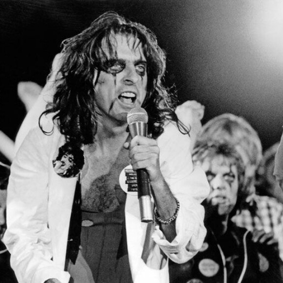 Alice Cooper on rockmusiikin teatraalisuuden edelläkävijä. Hänen hurjat lavashow'nsa aiheuttivat aikoinaan jopa mielen-osoituksia. Alice Cooper on rockmusiikin teatraalisuuden edelläkävijä. Hänen hurjat lavashow'nsa aiheuttivat aikoinaan jopa mielen-osoituksia. 