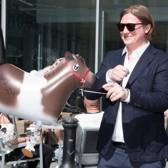 – Kun täyttää 40, on perjantai ja lähdetään vielä raviristeilylle… Onhan tämä mahtavaa! Jaajo Linnonmaa iloitsee. – Kun täyttää 40, on perjantai ja lähdetään vielä raviristeilylle… Onhan tämä mahtavaa! Jaajo Linnonmaa iloitsee.