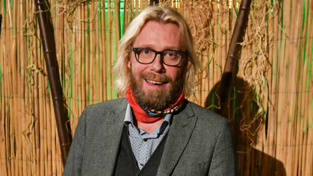 Johanna-vaimostaan eronnut radiojuontaja Kimmo Vehviläinen poseerasi ilman sormusta jo huhtikuussa – kuva! Kimmo Vehviläinen näyttäytyi ilman sormusta.