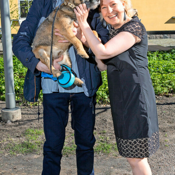 Pekka Pouta ja Mari Sarolahti toivat Sini-koiransa Isle of Dogs -animaatioelokuvan kutsuvieras-ensi-iltaan. – Sini on helppo kaupunkikoira, jonka voi ottaa mukaan niin julkisiin kulkuneuvoihin kuin mökille, Mari kehuu. Pekka Pouta ja Mari Sarolahti toivat Sini-koiransa Isle of Dogs -animaatioelokuvan kutsuvieras-ensi-iltaan. – Sini on helppo kaupunkikoira, jonka voi ottaa mukaan niin julkisiin kulkuneuvoihin kuin mökille, Mari kehuu.