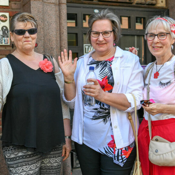 Riitta Heleste, Pirjo Karppinen ja Vappu Pellinen ovat käyneet mummodiscossa ennenkin. – Tunnelma täällä on hyvä. Riitta Heleste, Pirjo Karppinen ja Vappu Pellinen ovat käyneet mummodiscossa ennenkin. – Tunnelma täällä on hyvä.