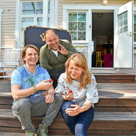 Perttu vieraili vuosi kuvausten jälkeen Antin ja Ellenin luona. Perttu vieraili vuosi kuvausten jälkeen Antin ja Ellenin luona.