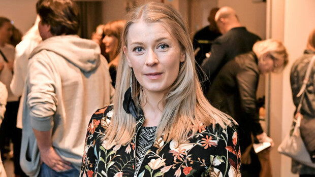 Salkkarit-kaunotar Monika Lindemanin aviomies on brittikomistus Darren: ”Lapsestamme tulee kaksikielinen!” Monika Lindemanin koti on kaksikielinen.