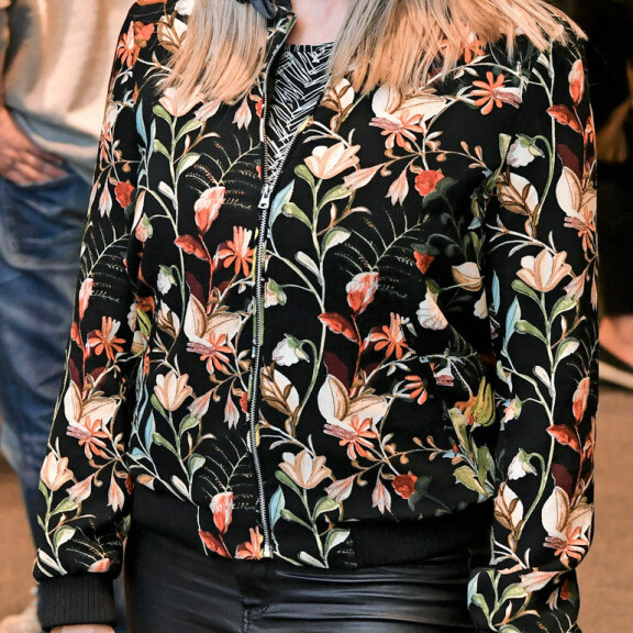Monika synnytti Samuel-poikansa kuusi kuukautta sitten, joten tällä hetkellä Salkkarit-tähti elää tiiviisti vauva-arkea. Monika synnytti Samuel-poikansa kuusi kuukautta sitten, joten tällä hetkellä Salkkarit-tähti elää tiiviisti vauva-arkea.