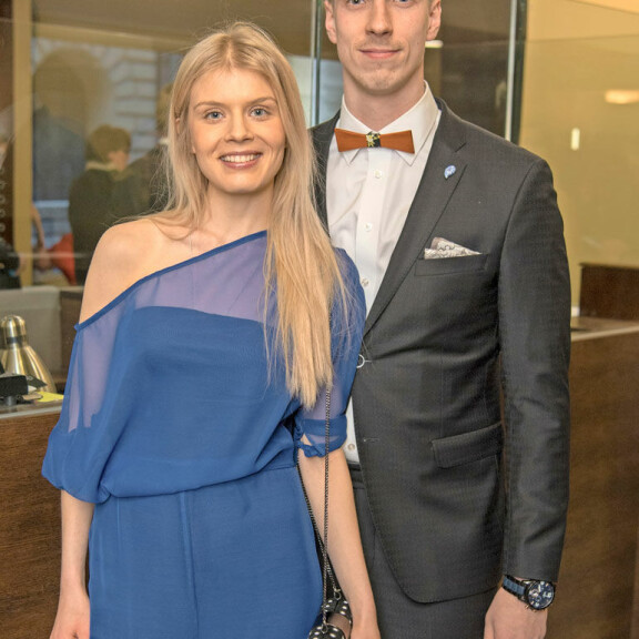 Alina ja Lauri-rakas ovat asuneet avoliitossa melkein puolitoista vuotta. Alina ja Lauri-rakas ovat asuneet avoliitossa melkein puolitoista vuotta.