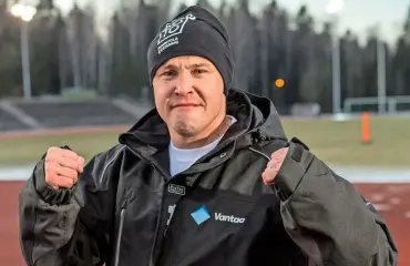 Hieno esimerkki hölmöilleille julkkiksille: ex-nyrkkeilijä Juho Tolppola kaahasi prätkällä korttinsa hyllylle - myönsi suoraselkäisesti ja pyysi anteeksi!