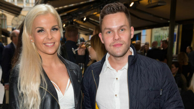 Entinen Salkkarit-tähti Ronny Roslöf matkusti Linda-rakkaansa kanssa: virnuili lentokonekännääjille – kuva! Ronny Roslöf ja Linda-rakas matkustivat lentokoneessa.