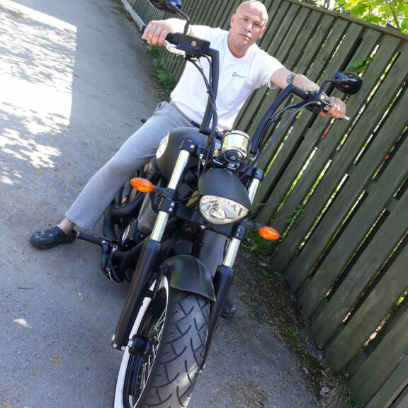 Hieno esimerkki hölmöilleille julkkiksille: ex-nyrkkeilijä Juho Tolppola kaahasi prätkällä korttinsa hyllylle - myönsi suoraselkäisesti ja pyysi anteeksi! Tolppola
