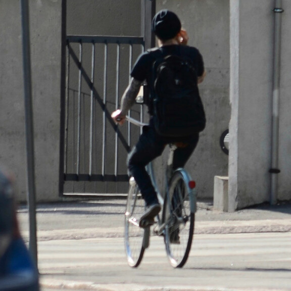 Jalkakäytävien kauhu - Ville Valo pyöräili holtittomasti Helsingissä! VIlle Valo polkupyöräili.
