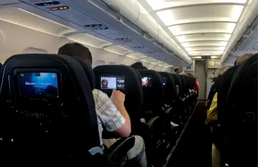 Lentomatkustaja ahdisteli naisia ja virtsasi istuimelle!