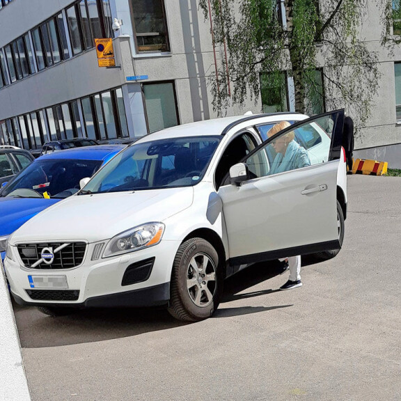 Voihan rähmä! Katri Helena sai sakot: tuulilasissa ikävä yllätys – kuvat! Katri Helena sai sakot.