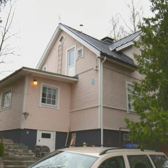 Hinttalan perheen talo on rakennettu 1930-luvulla. Hinttalan perheen talo on rakennettu 1930-luvulla.