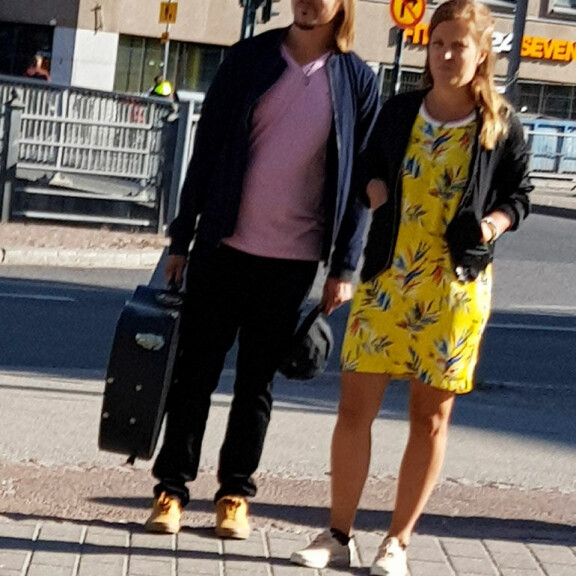 Juuri naimisiin mennyt Jukka Poika hehkui Teija-vaimonsa kanssa onnea Helsingissä: käsissä kitara ja kulta – kuva! Jukka Poika ja Teija-rakas Helsingissä.