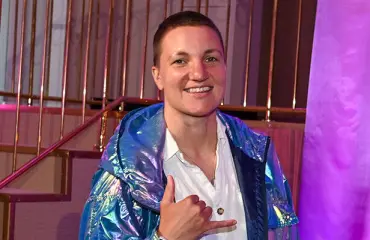 Elina Gustafsson julkaisi nostalgisen teinikuvan - yritti tahallaan jäädä luokalleen