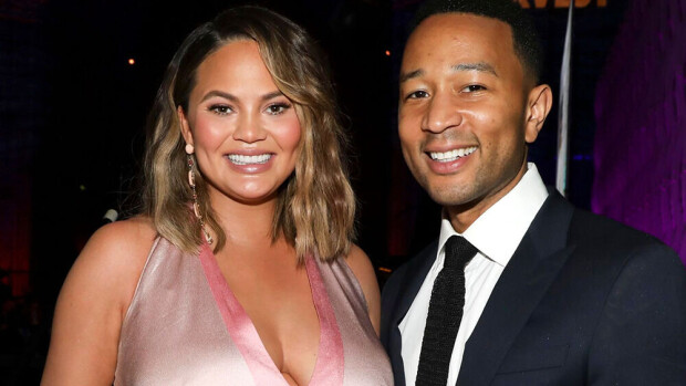 Tässä on John Legendin ja Chrissy Teigenin supersuloinen poikavauva: ”Vahvistan, että synnytyksen jälkeinen elämä on huomattavasti parempaa, kun et repeä peppur**kääsi asti!” chrissy teigen john legend