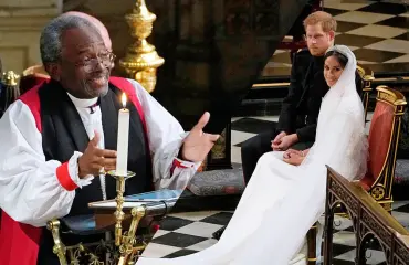 Prinssi Harryn ja Meghan Marklen häissä koominen hetki – some repesi liitoksistaan: Jenkkipastorin rento saarna sai muodollisen brittimonarkian venkoilemaan tuoleissaan! 