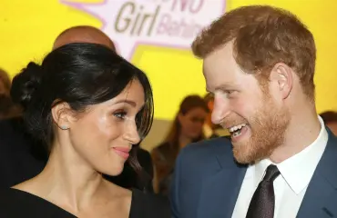 Vieraat saapuvat parhaillaan Harryn ja Meghanin häihin: tv-tähti Oprah Winfrey piilotteli lierihatun alla - David Beckham mielisteli faneja! 