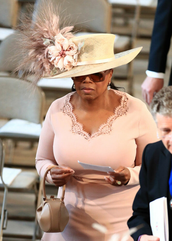 Vieraat saapuvat parhaillaan Harryn ja Meghanin häihin: tv-tähti Oprah Winfrey piilotteli lierihatun alla - David Beckham mielisteli faneja! Oprah Winfrey