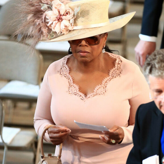 Vieraat saapuvat parhaillaan Harryn ja Meghanin häihin: tv-tähti Oprah Winfrey piilotteli lierihatun alla - David Beckham mielisteli faneja! Oprah Winfrey