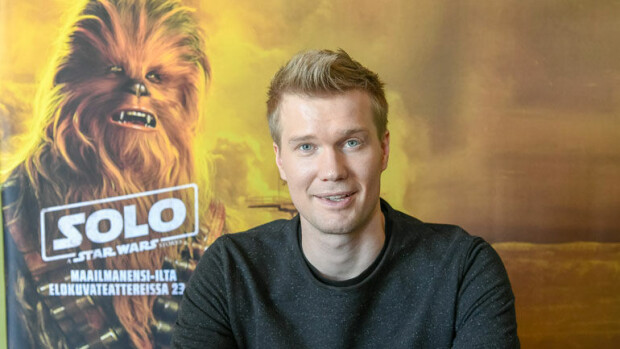 Star Wars -suomalaistähti Joonas Suotamo paljastaa: Vaimo ja lapsi kulkevat mukana kuvausmatkoilla! Joonas Suotamon perhe kulkee mukana kuvausmatkoilla.
