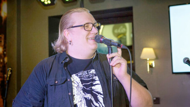 Arttu Wiskari hauskuutti ystävineen yleisöä karaokessa – ilmoittautuivat laulamaan hassulla karaokenimellä! Arttu Wiskari lauloi karaokea.