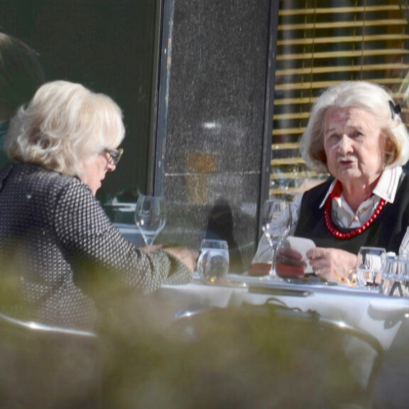 Viihdekonkarit Marjatta Leppänen ja Anja Pohjola nautiskelivat terassilla juomista – kuva! Marjatta Leppänen ja Anja Pohjola Eliten terasilla.