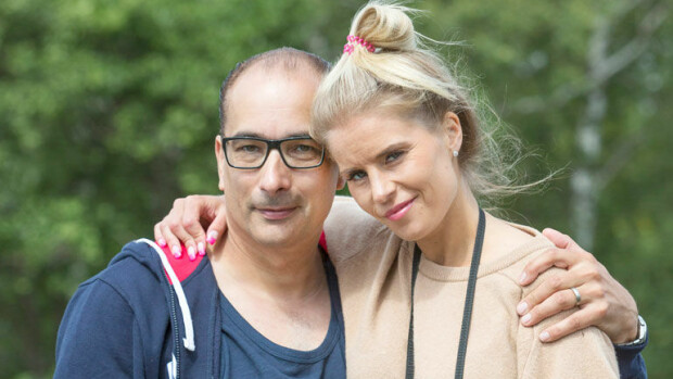 Nyt on erikoinen istumajärjestely: Heikki Lampela ja Hanna Kärpänen hämmästyttivät käytöksellään Kaivopuistossa – kuva! Heikki Lampela ja Hanna Kärpänen nähtiin Kaivopuistossa.