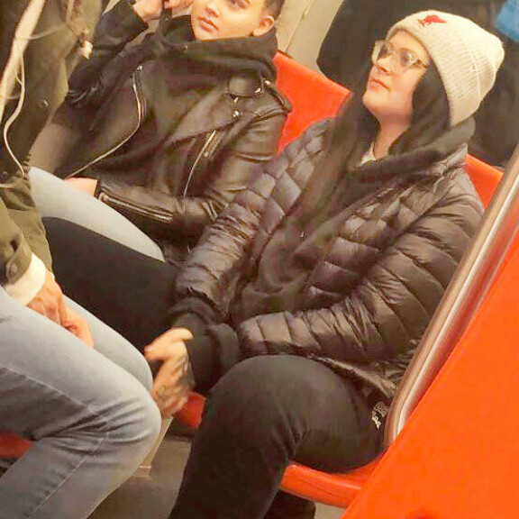 Sara Forsberg ja ex-mies Hooman käänsivät metromatkustajien päitä Helsingissä - kuva! Sara Forsberg matkusti metrossa.