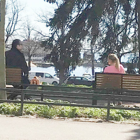Nyt on erikoinen istumajärjestely: Heikki Lampela ja Hanna Kärpänen hämmästyttivät käytöksellään Kaivopuistossa – kuva! Heikki Lampela ja Hanna Kärpänen Kaivopuistossa.