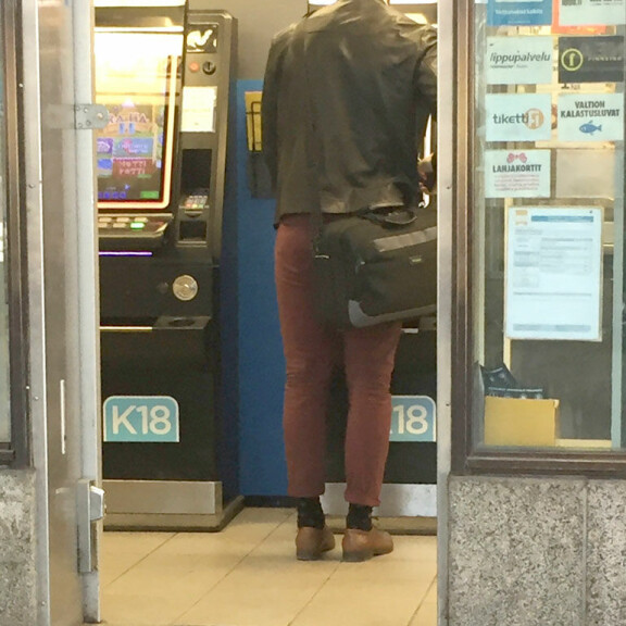 Bachelor-Joni Lindlöf pelasi uhkapelejä intensiivisesti – kuva! Jono Lindlöf pelasi Helsingin Kampissa.