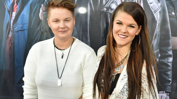 Fanit tsemppasivat Saara Aaltoa lentokentällä - kihlattu Meri Sopanen: 'Vähänkö pisti hymyilyttämään!' Meri Sopanen ja Saara Aalto