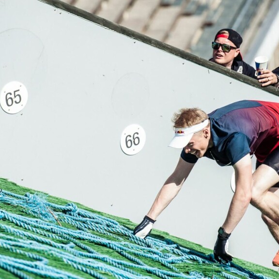 Iivo Niskanen ja Sami Jauhojärvi ottivat hurjan haasteen vastaan - valloittivat Lahden suurmäen juoksemalla! Kuvat! Iivo