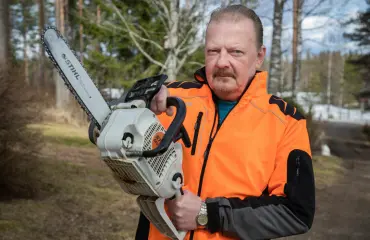 Tällä ”katsojan imaisevalla” teoksella Tarmo, 54, voitti moottorisahaveiston SM-kultaa: Metsän henki on synkkä ja pelottava – kuva! 