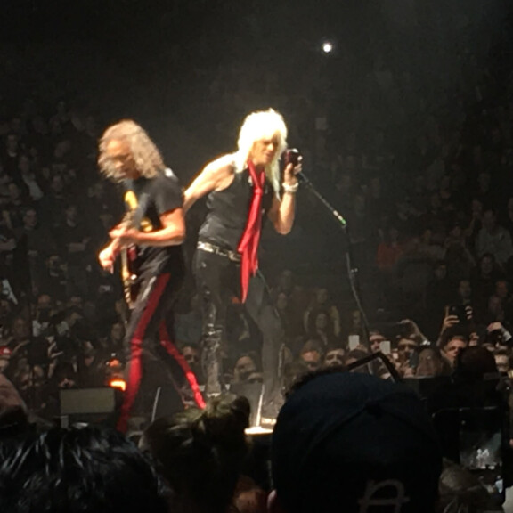 Michael Monroe jammaili lavalla Kirk Hammettin kanssa. Michael Monroe Kirk Hammett Metallica