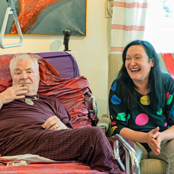 Huumorintaju on auttanut paria selviämään vaikeuksista. Huumorintaju on auttanut paria selviämään vaikeuksista.